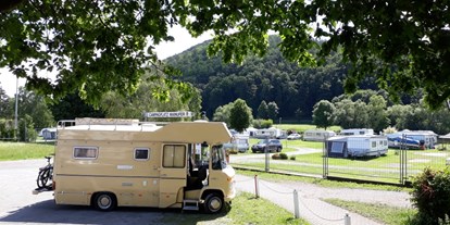 Campingplätze - Auto am Stellplatz - Eingangsbereich - Campingplatz Mainufer