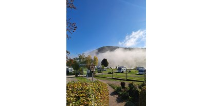 Campingplätze - Zentraler Stromanschluss - Herbststimmung - Campingplatz Mainufer