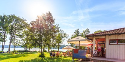 Campingplätze - Auto am Stellplatz - Camping am Pilsensee