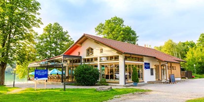 Campingplätze - Auto am Stellplatz - Im Seehaus findet Kulinarik-Liebhaber saisonelle und regionale Küche  - Camping am Pilsensee