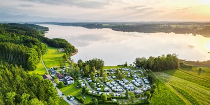 Campingplätze - Mietunterkünfte - Campingplatz Stein am Simssee umrandet von Wiesen, Wald und See - Camping Stein