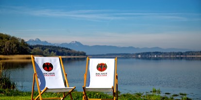 Campingplätze - Wäschetrockner - Liegestühle mit Blick über den See auf die Berge - Camping Stein