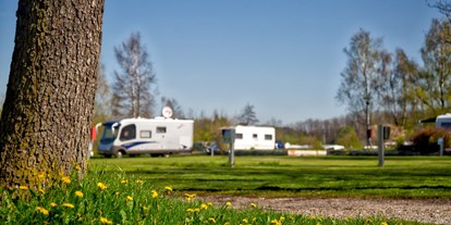 Campingplätze - Reisemobilstellplatz vor der Schranke - Ebene Stellplätze für Wohnmobilde und Wohnwagen auf Schotterrasen - Camping Stein