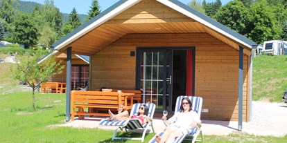 Campingplätze - Oberbayern - Relaxen vor dem Alpen-Chalet - Camping-Resort Allweglehen