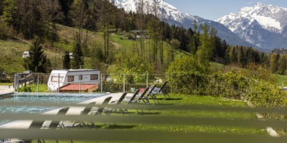 Campingplätze - Reisemobilstellplatz vor der Schranke - Poolblick auf Camping - Camping-Resort Allweglehen
