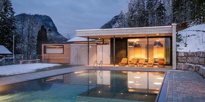 Campingplätze - Oberbayern - Winterwellness im stimmungsvollen Abendlicht - Camping-Resort Allweglehen
