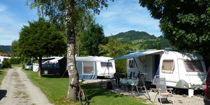 Campingplätze - Allgäu / Bayerisch Schwaben - Unsere Wohnwagenstellplätze mit dem Stoffelberg im Hintergrund. - Camping Zeh am See/ Allgäu