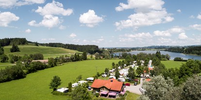 Campingplätze - Auto am Stellplatz - Luftaufnahme vom Camping Zeh am See mit unserer Sonnenterrasse vom Kiosk. - Camping Zeh am See/ Allgäu