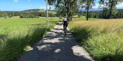 Campingplätze - Baden in natürlichen Gewässern - Es gibt viele schöne Radstrecken im ganzen Allgäu, Sie können direkt vom Campingplatz aus starten.   - Camping Zeh am See/ Allgäu