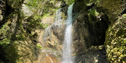 Campingplätze - Baden in natürlichen Gewässern - Unser Dorf Niedersonthofen hat einen eigenen wunderschönen Wasserfall. Sie können direkt vom Campingplatz aus dorthin wandern.  - Camping Zeh am See/ Allgäu