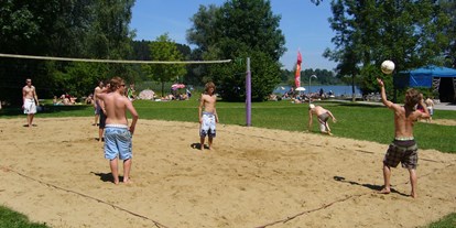 Campingplätze - Grillen mit Holzkohle möglich - Auch einen Beachvolleyballplatz finden Sie am Badeplatz.  - Camping Zeh am See/ Allgäu