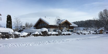 Campingplätze - Grillen mit Holzkohle möglich - Die Aussicht von der Langlaufloipe auf die verschneite Campingplatzanlage.  - Camping Zeh am See/ Allgäu