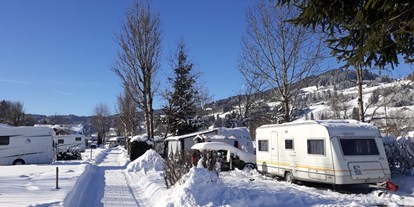 Campingplätze - Reisemobilstellplatz vor der Schranke - Wintercamping am Camping Zeh am See.  - Camping Zeh am See/ Allgäu