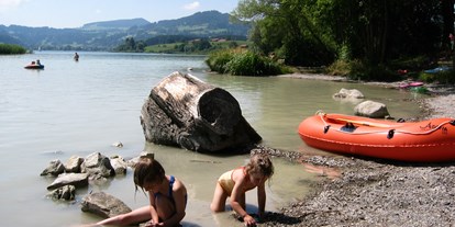 Campingplätze - Baden in natürlichen Gewässern - Insel Camping am See mit Ferienwohnung / Allgäu