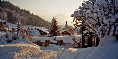 Campingplätze - Auto am Stellplatz - Camping Aach bei Oberstaufen im Winter - Camping-Aach bei Oberstaufen