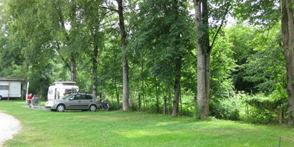 Campingplätze - Auto am Stellplatz - Camping Illertissen