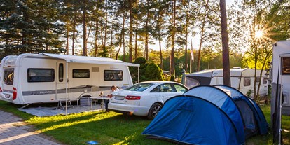 Campingplätze - Auto am Stellplatz - Camping Waldsee 