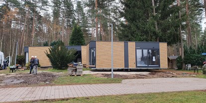 Campingplätze - Kinderspielplatz am Platz - Unsere neuen Mobilheime bieten großen Komfort.  - Camping Waldsee 