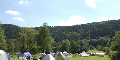 Campingplätze - Auto am Stellplatz - Campingplatz Fränkische Schweiz