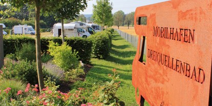 Campingplätze - Reisemobilstellplatz vor der Schranke - Wohnmobilhafen mit Kurzzeitstandplätze und Anreisezone. - Kur- & Feriencamping Holmernhof Dreiquellenbad