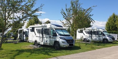 Campingplätze - Auto am Stellplatz - Camping Paradies Franken