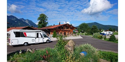 Campingplätze - Reisemobilstellplatz vor der Schranke - Rezeption mit Einfahrtsbereich  - Camping Lindlbauer