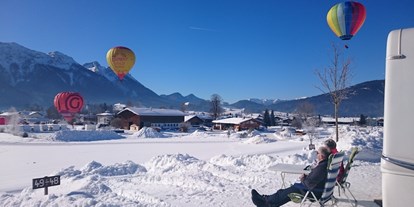 Campingplätze - Reisemobilstellplatz vor der Schranke - Panoramaplatz mit Blick auf die Berge im Winter während der Ballonwoche  - Camping Lindlbauer