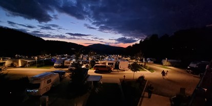 Campingplätze - Auto am Stellplatz - Camping Resort Bodenmais